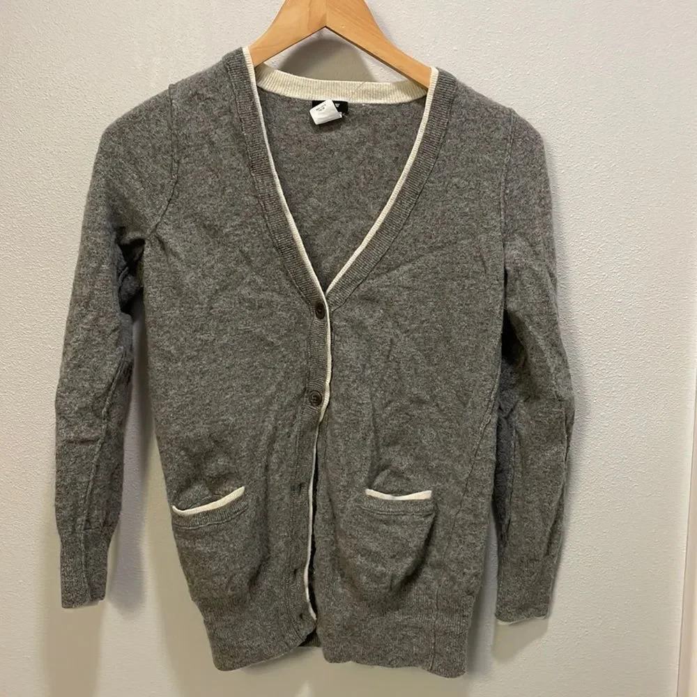 𝅺J. Crew woman’s grey and white button down sweater